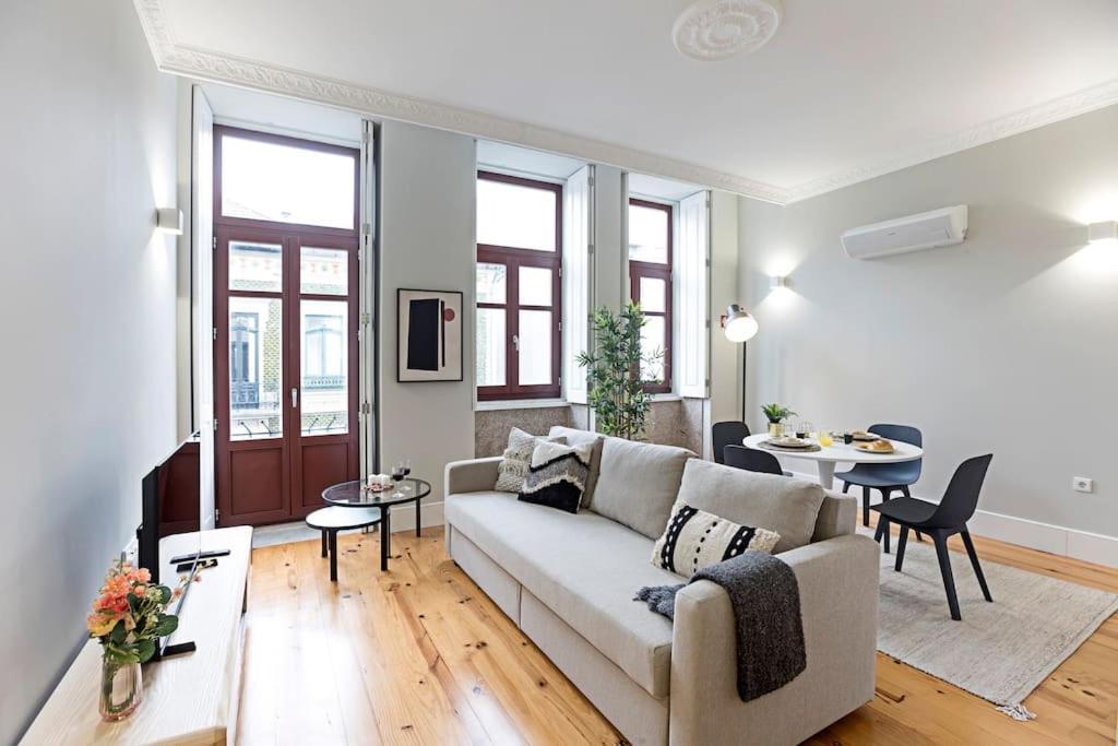 Historical Sunny Marques - With Ac! Apartment *